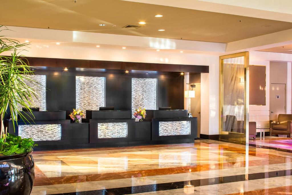 Posezení v ubytování DoubleTree by Hilton New York-LaGuardia