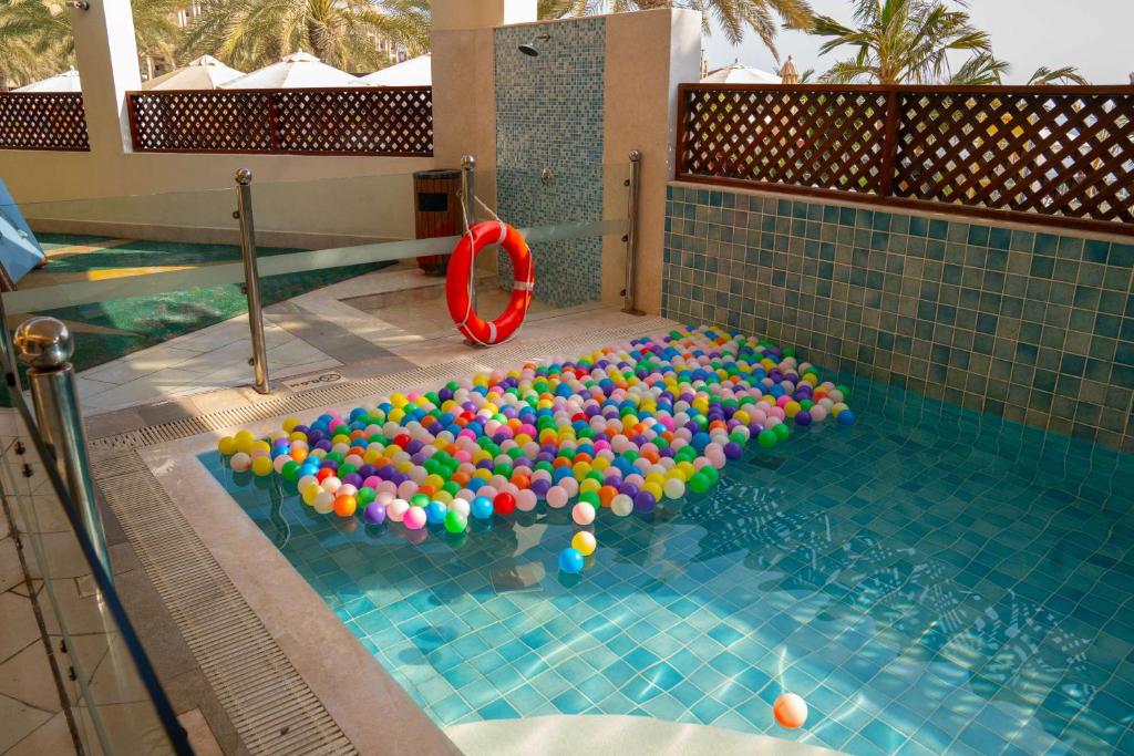 Bazén v ubytování DoubleTree by Hilton Resort & Spa Marjan Island nebo v jeho okolí