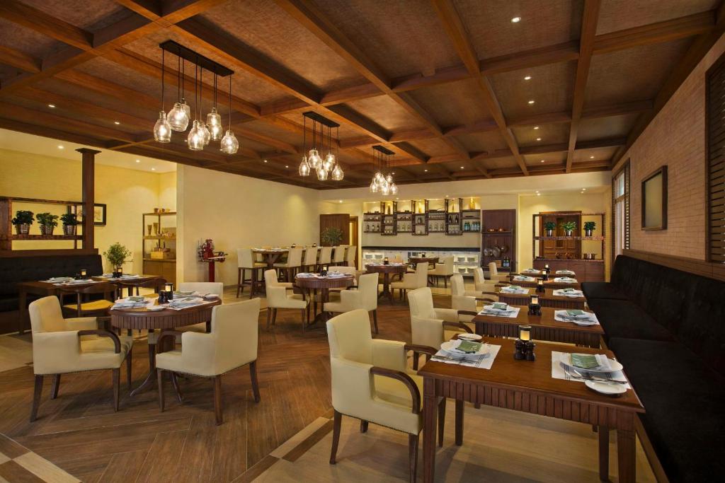 Restaurace v ubytování DoubleTree by Hilton Resort & Spa Marjan Island