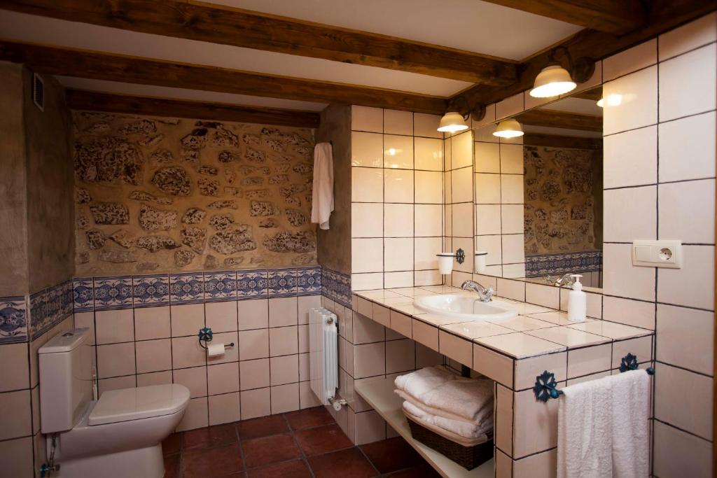 Kúpeľňa v ubytovaní Hotel Rural La Torre de Bisjueces