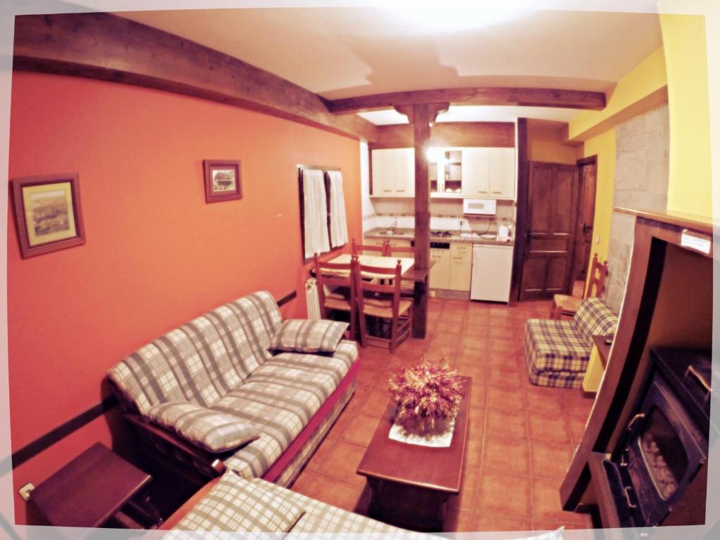 - un salon avec un canapé et une table dans l'établissement El Mirador Del Parque, à Gúa