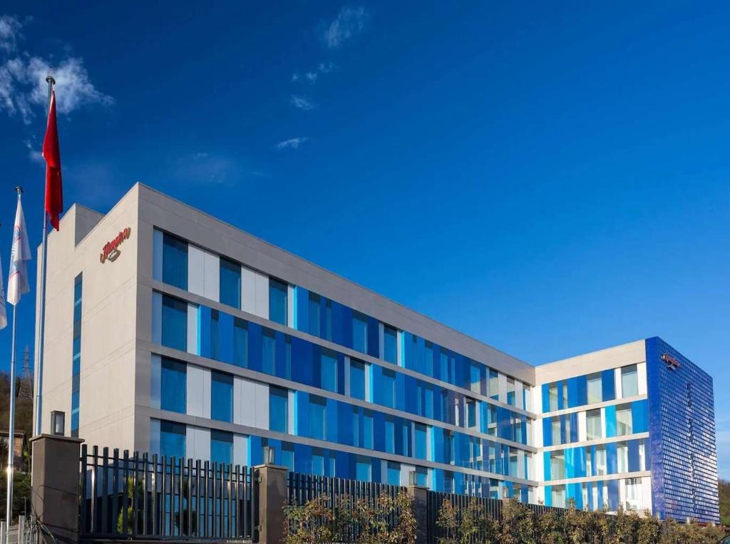 サムスンにあるHampton by Hilton Samsunの旗が掲げられた建物