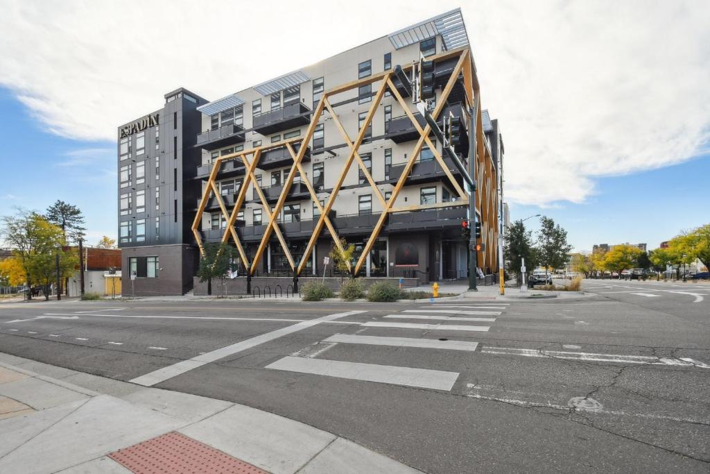 un grand bâtiment au coin d'une rue dans l'établissement Urban Elegance | Espadin LoHi, à Denver