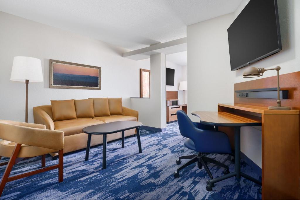 Fairfield Inn & Suites Boca Raton - King Suite With Sofa Bed