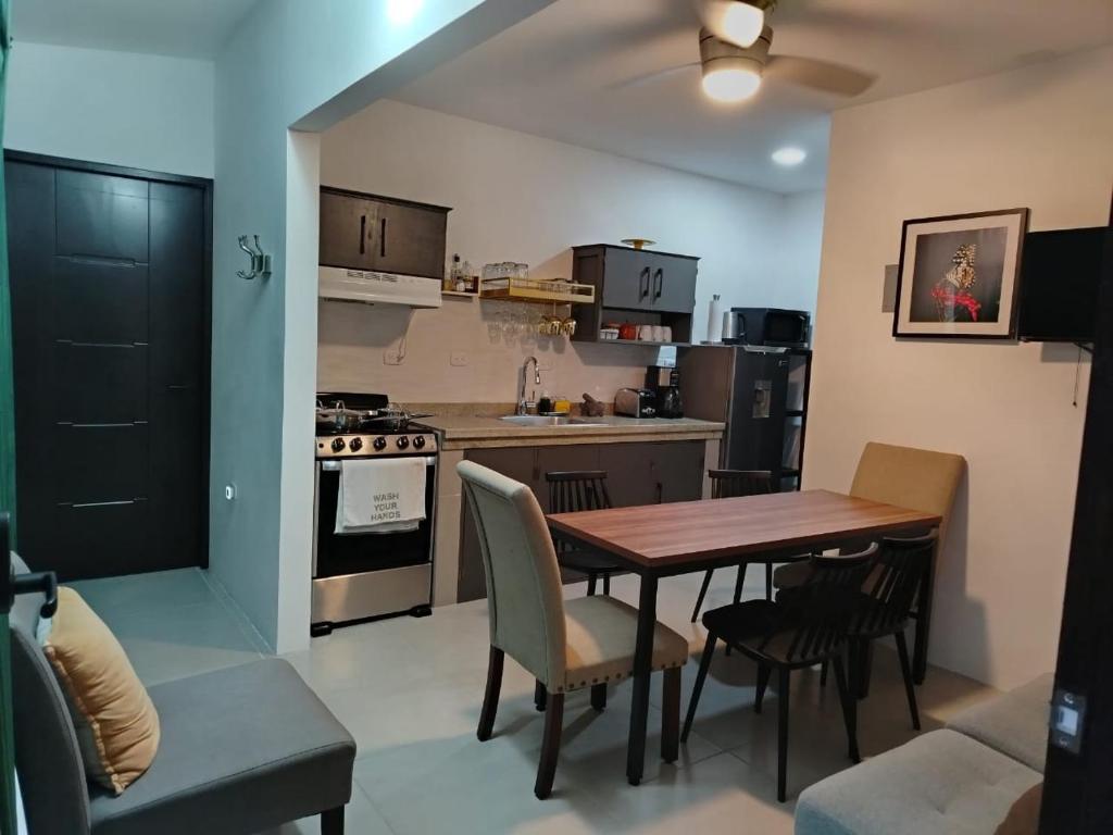 福尔图纳CR Arenal Apartments Familiar的厨房兼餐厅，配有桌椅