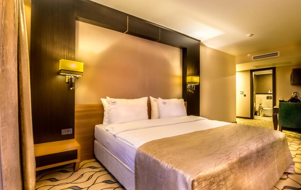 Postel nebo postele na pokoji v ubytování Lozengrad Hotel