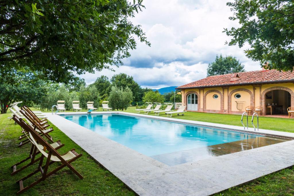 Bazén v ubytování Borgo Ai Lecci nebo v jeho okolí