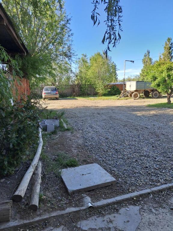 una entrada con una losa de hormigón en el lateral de una casa en La Finca 1, en Río Gallegos