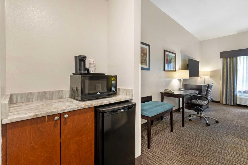 Best Western Magnolia Inn and Suites photo