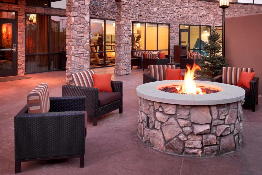 Posezení v ubytování Courtyard by Marriott Lehi at Thanksgiving Point