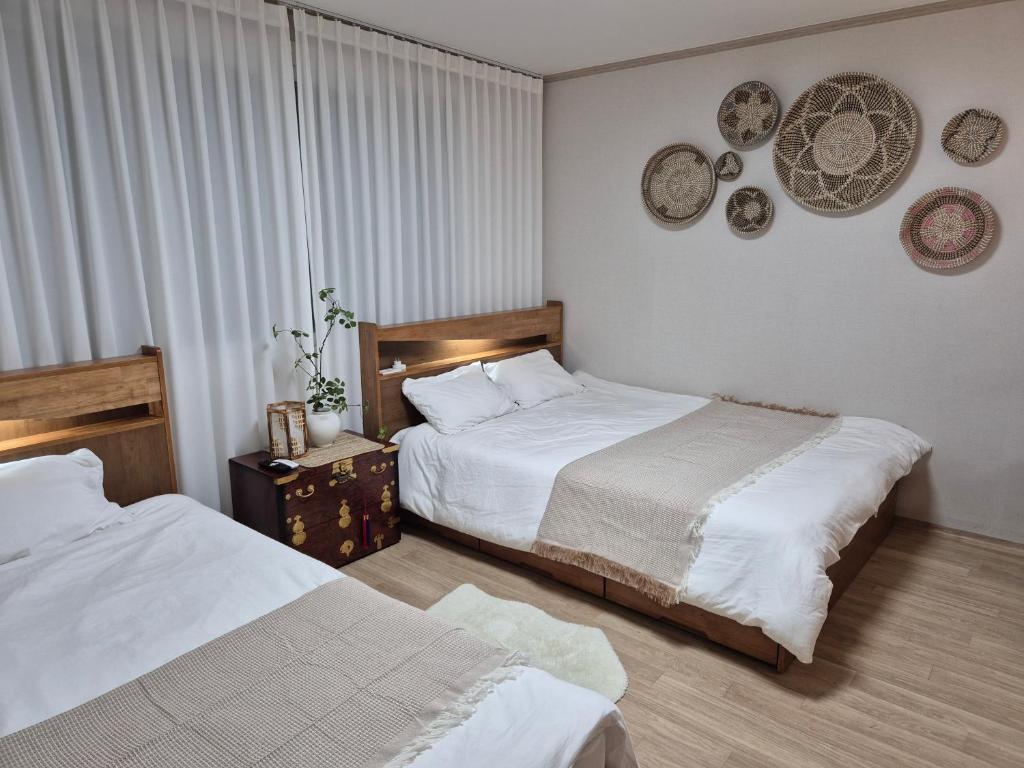 Postel nebo postele na pokoji v ubytování Soban Stay
