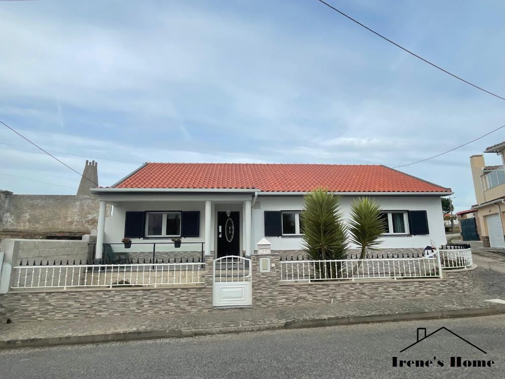 una piccola casa bianca con tetto rosso di Irene s Home a Lourinhã