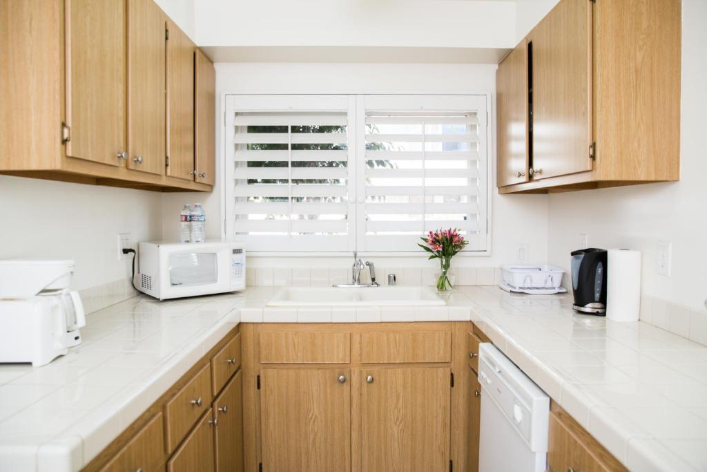 a kitchen with a sink and a microwave and a window at Venice on the Beach Hotel in Los Angeles