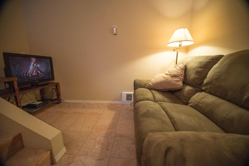 TV a/nebo společenská místnost v ubytování Alpenrose Revelstoke Bed & Breakfast