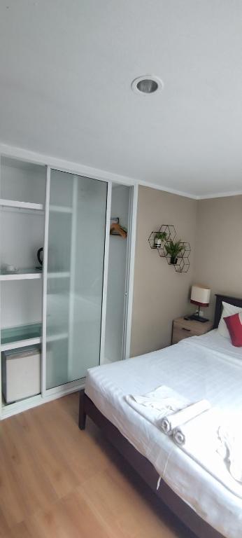 Postel nebo postele na pokoji v ubytování Kata Beach Studio Phuket