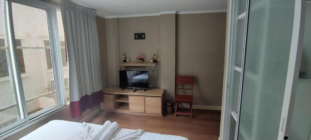 TV a/nebo společenská místnost v ubytování Kata Beach Studio Phuket
