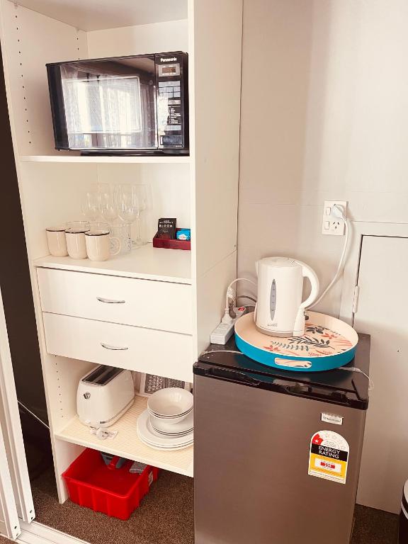Příslušenství pro přípravu čaje a kávy v ubytování Cozy 1BR stay in Taupo Central