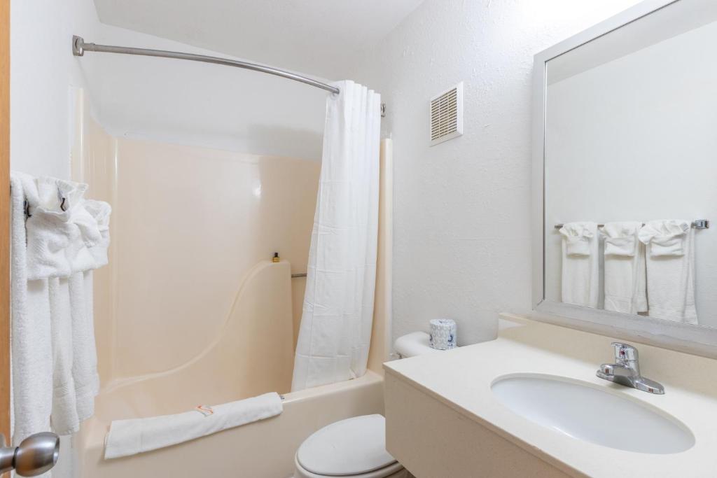 Bagno di New 2025-Ocean Sands Beach Boutique Inn -Sauna and Saltwater-Mineral Pool until 4AM-Free Beach Bikes and Golf Carts for Famous Beach-50 Item Breakfast Buffet -PM Cookies and Popcorn -Ultra Sparkling Certified-Free Laundry -4 Grand Black Beds in all rooms