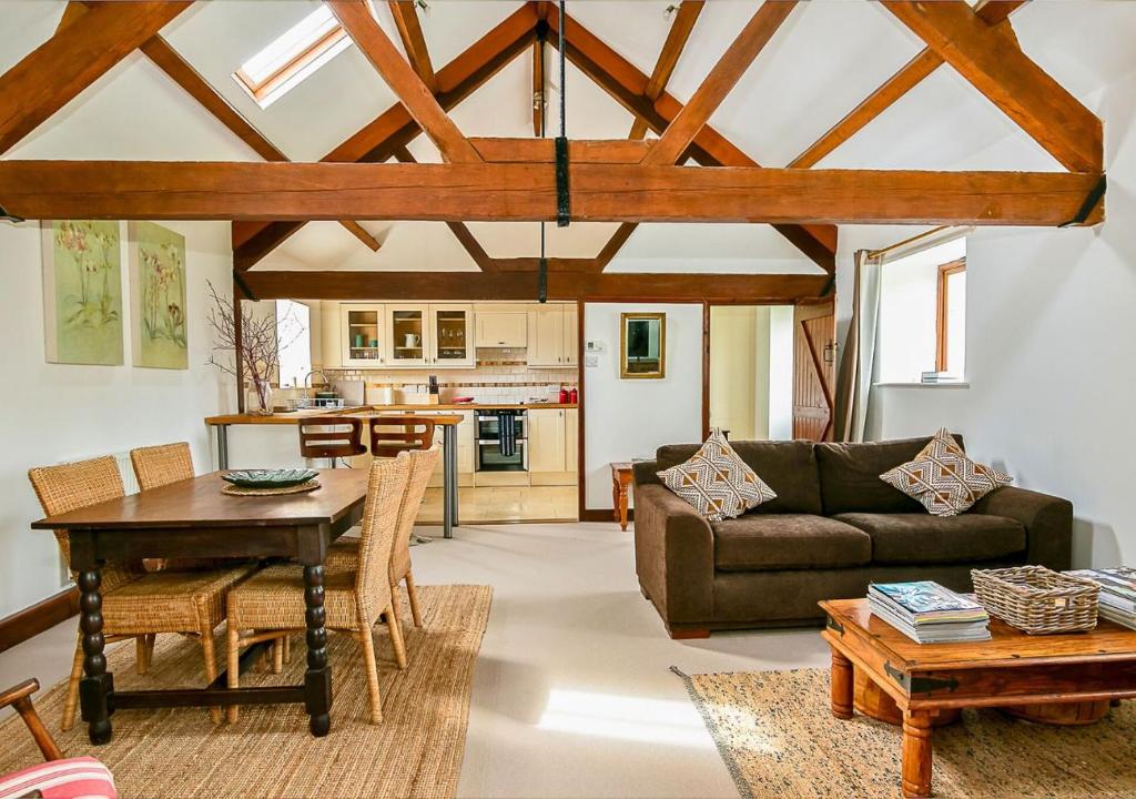 a living room with a couch and a table at Glyme Flat - Peaceful Country Retreat! in Chipping Norton