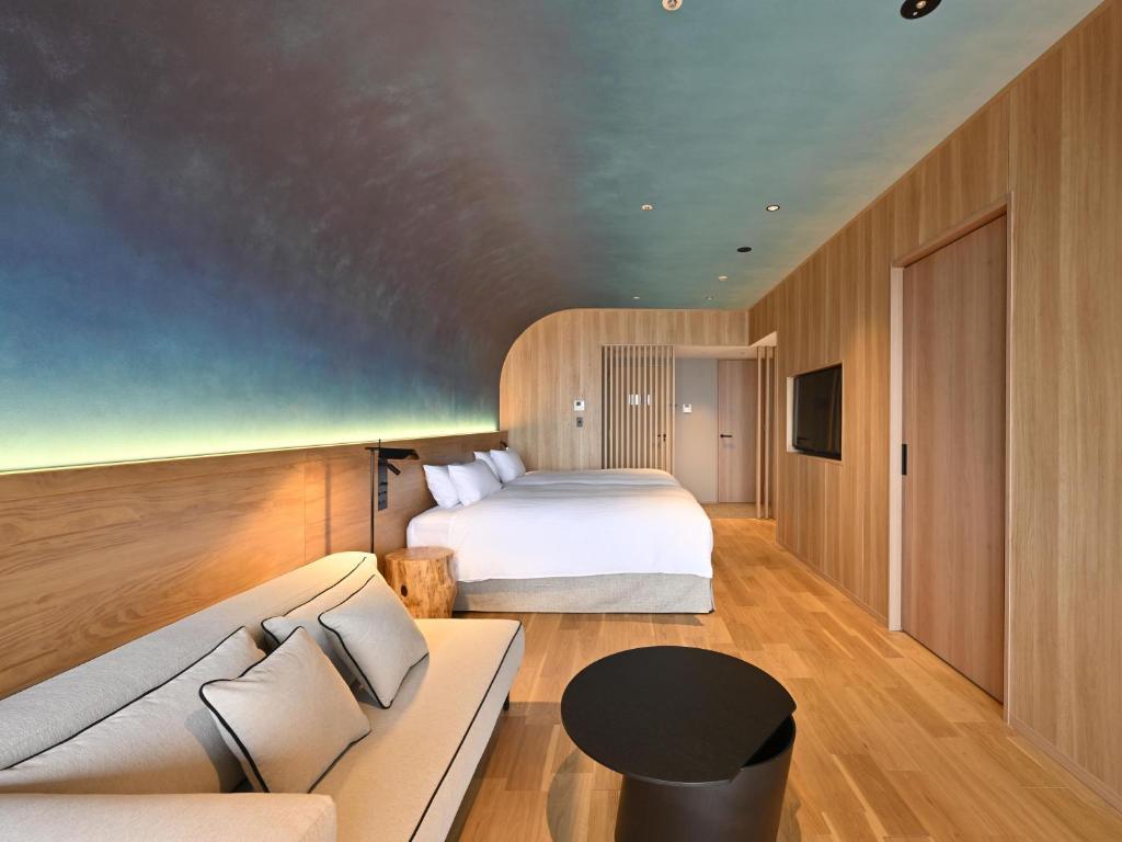 Postel nebo postele na pokoji v ubytování Kobe Suma Seaworld Hotel