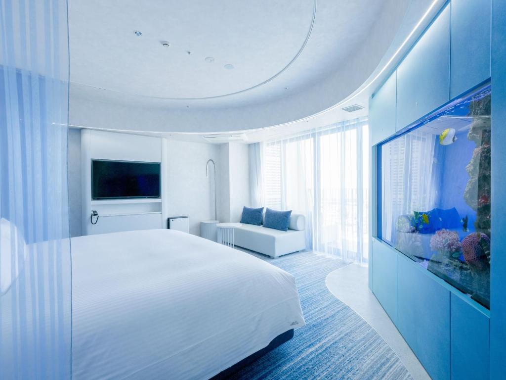 Postel nebo postele na pokoji v ubytování Kobe Suma Seaworld Hotel
