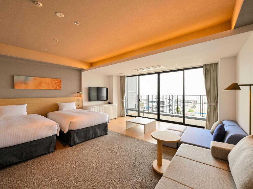 Postel nebo postele na pokoji v ubytování Kobe Suma Seaworld Hotel