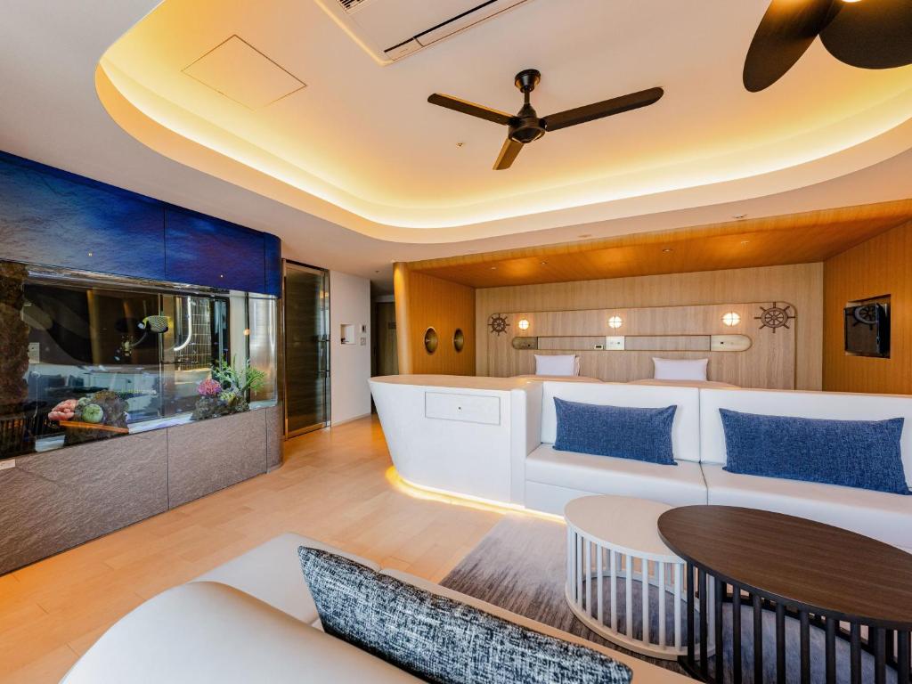 Posezení v ubytování Kobe Suma Seaworld Hotel