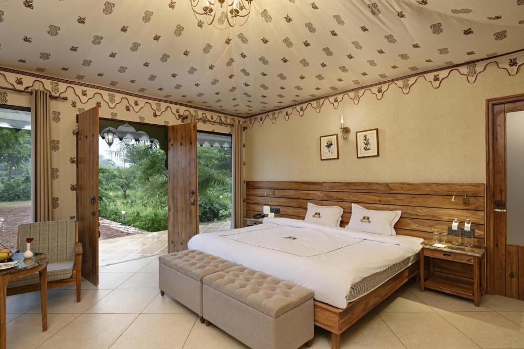 Postel nebo postele na pokoji v ubytování Shahpura Gandharva Retreat, Sariska