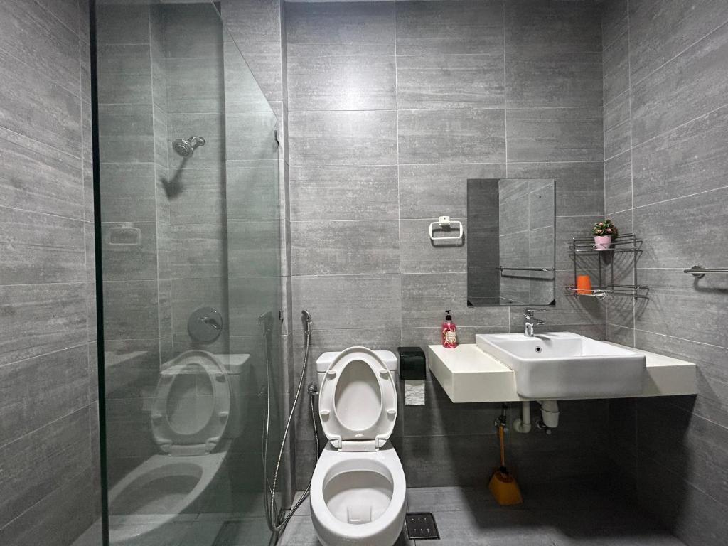 Bilik mandi di Studio 4 pax - Riverine Kuching III