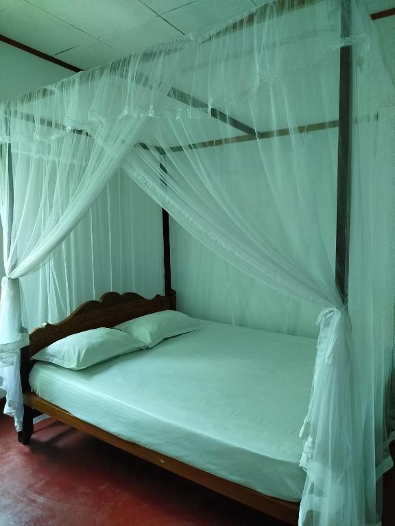 Postel nebo postele na pokoji v ubytování Guruge villa