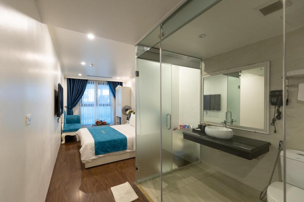 Koupelna v ubytování Royal Hotel Thanh Trì