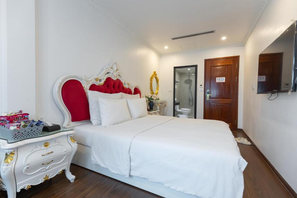 Postel nebo postele na pokoji v ubytování Royal Hotel Thanh Trì