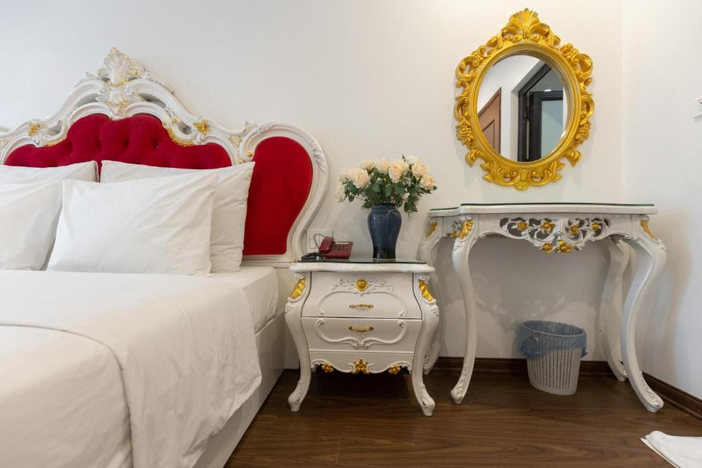 Postel nebo postele na pokoji v ubytování Royal Hotel Thanh Trì
