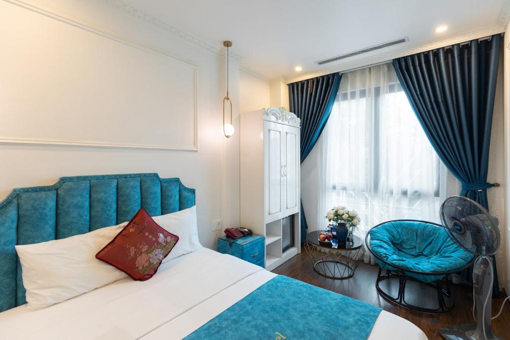 Postel nebo postele na pokoji v ubytování Royal Hotel Thanh Trì