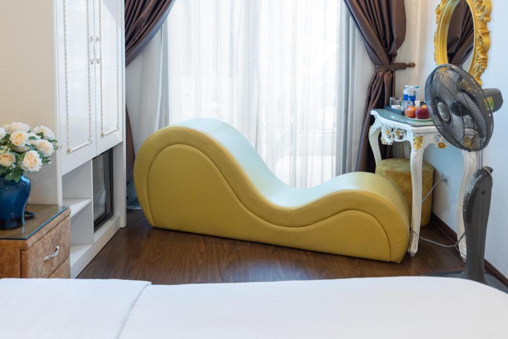 Postel nebo postele na pokoji v ubytování Royal Hotel Thanh Trì