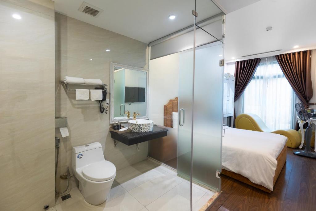 Koupelna v ubytování Royal Hotel Thanh Trì