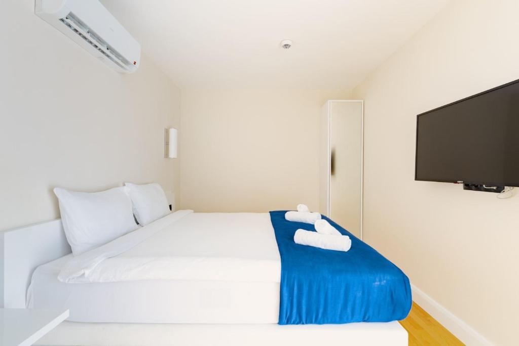 Rúm í herbergi á Modern Sea View Aparthotel in Orbi City Batumi