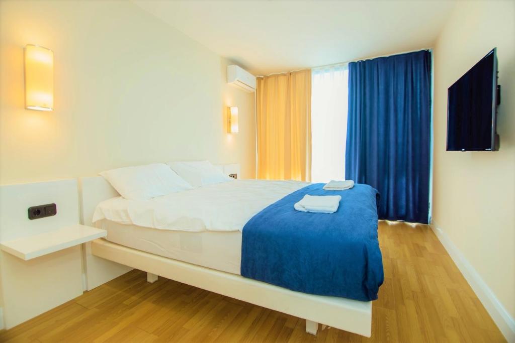 Rúm í herbergi á Modern Sea View Aparthotel in Orbi City Batumi