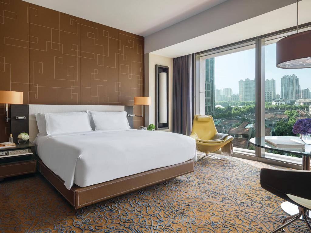 Postel nebo postele na pokoji v ubytování The Langham, Shanghai, Xintiandi
