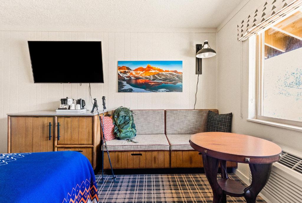 Outbound Mammoth - Deluxe King Room