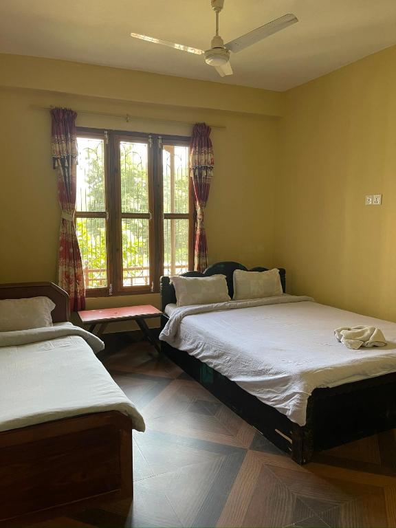 Postel nebo postele na pokoji v ubytování Tara guesthouse - Sauraha,Chitwan
