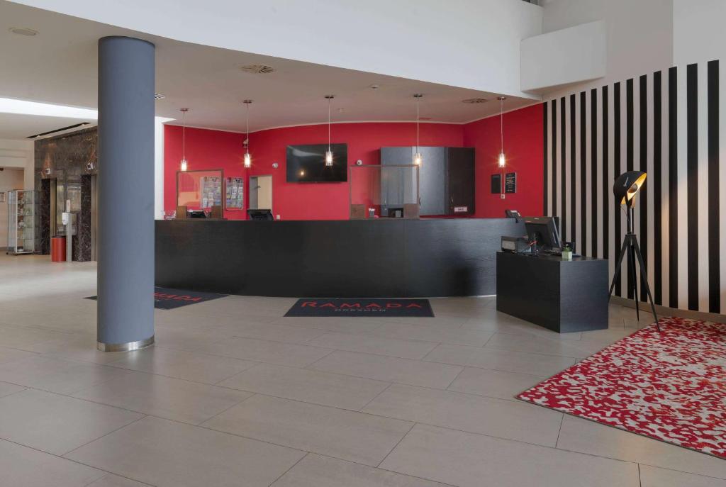 TV a/nebo společenská místnost v ubytování Ramada by Wyndham Dresden
