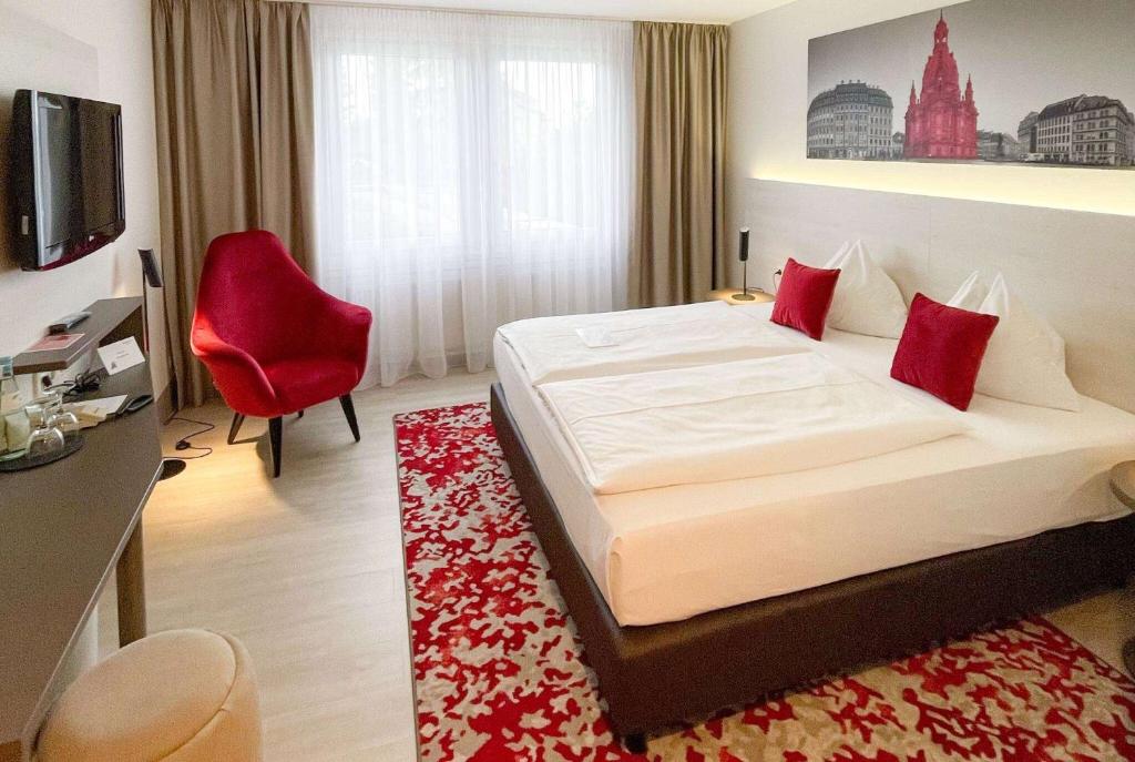 Postel nebo postele na pokoji v ubytování Ramada by Wyndham Dresden