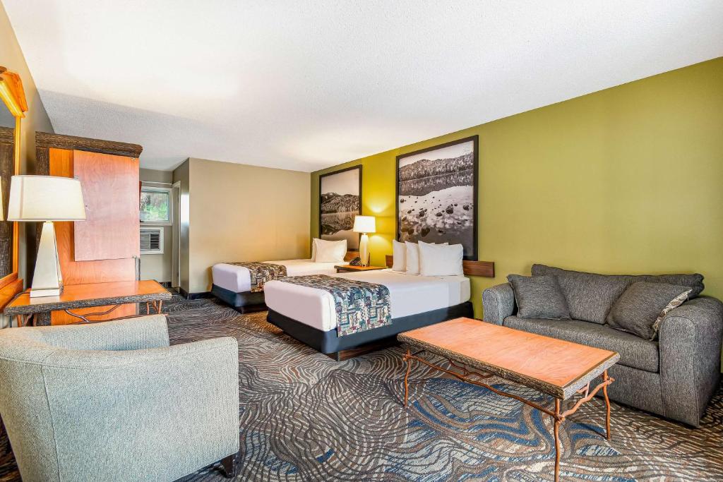 Posezení v ubytování Super 8 by Wyndham Lake George/Downtown