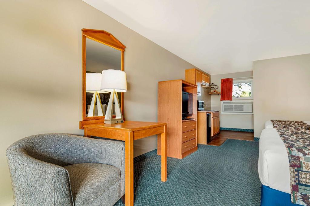 Kuchyň nebo kuchyňský kout v ubytování Super 8 by Wyndham Lake George/Downtown