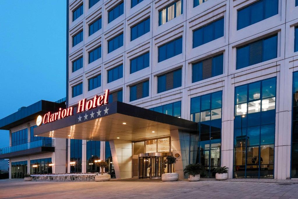 een gebouw met een bord dat staat voor reünie hotel bij Clarion Hotel Istanbul Mahmutbey in Istanbul