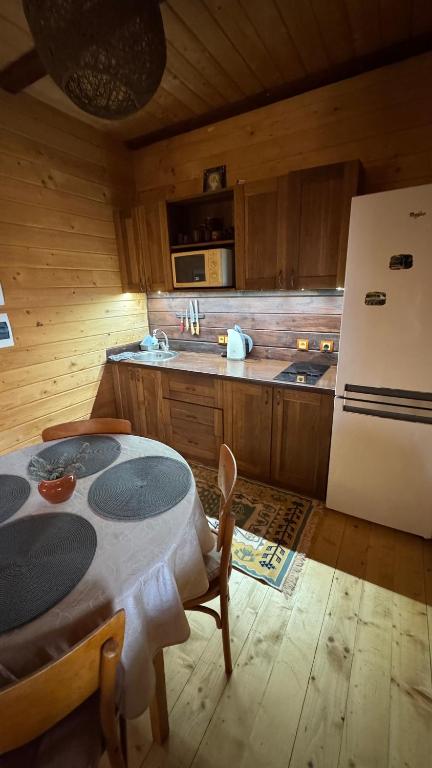 Kuchyň nebo kuchyňský kout v ubytování Guest House Pid Dubom Карпати Під Дубом