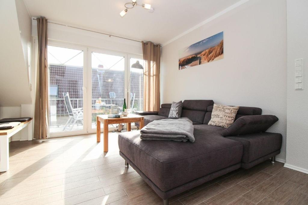 a living room with a couch and a table at Duenentau in Norden