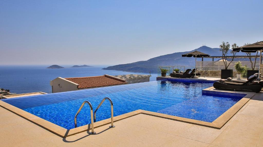 Bazén v ubytování Kalkan 4 Bedroom Villa - 4780 nebo v jeho okolí