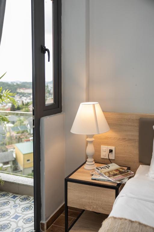 Giường trong phòng chung tại Gia Nguyễn Hotel Dalat